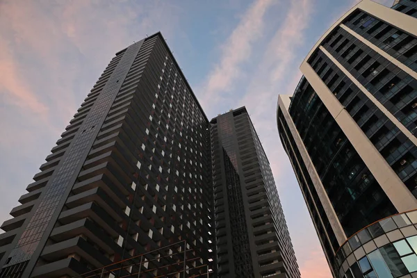 Gyönyörű Felhőkarcolók Város Utcájában Este Alacsony Látószögű Kilátás — Stock Fotó