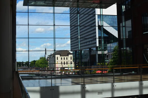 Vacker Stadsgata Med Byggnader Utsikt Genom Stora Glasfönster — Stockfoto