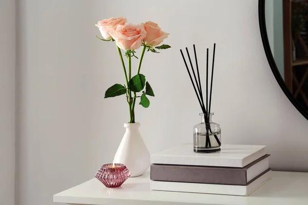 Mawar Lilin Dan Reed Diffuser Meja Konsol Putih Kamar — Stok Foto