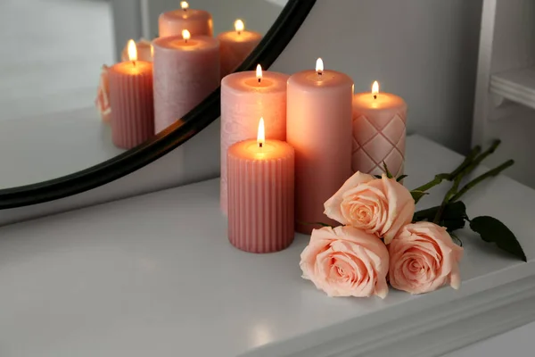 Velas Ardientes Rosas Consola Blanca Cerca Del Espejo Espacio Para — Foto de Stock