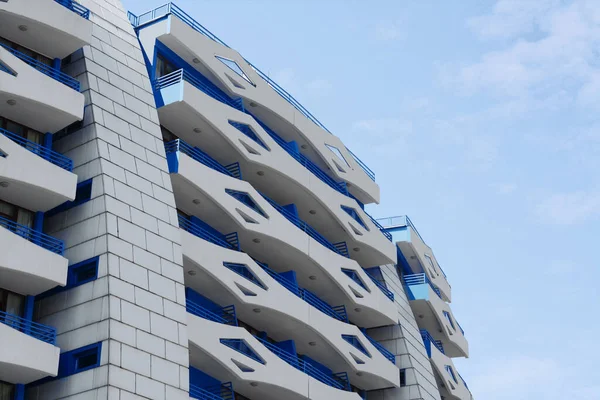 Exterior Hermoso Edificio Con Balcones Contra Cielo Azul Vista Ángulo — Foto de Stock