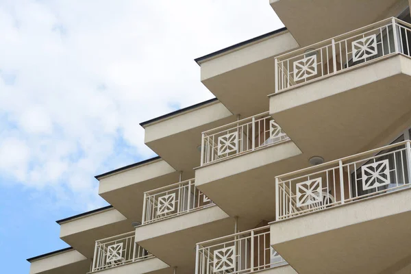 Mavi Gökyüzüne Karşı Balkonları Alçak Açılı Manzarası Olan Güzel Bir — Stok fotoğraf
