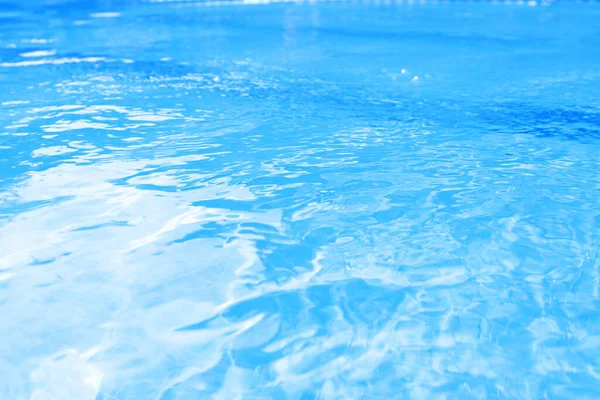 Venkovní Bazén Průzračnou Zvlněnou Vodou — Stock fotografie