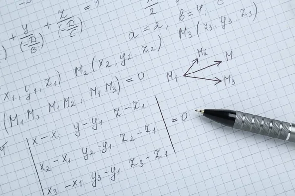 具有不同数学公式和笔迹的纸 顶部视图 — 图库照片