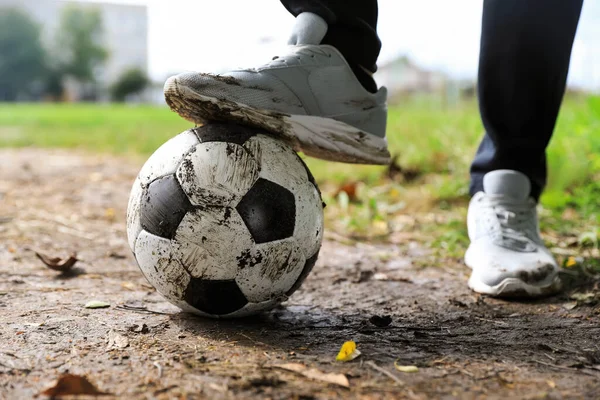 Человек Грязным Футбольным Мячом Открытом Воздухе Крупным Планом — стоковое фото