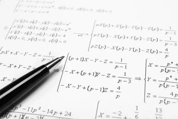 Matematiksel Formülleri Kalemi Olan Kağıt Yakın Plan — Stok fotoğraf