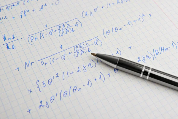 Papier Mit Schriftlichen Mathematischen Berechnungen Und Stift Nahaufnahme — Stockfoto
