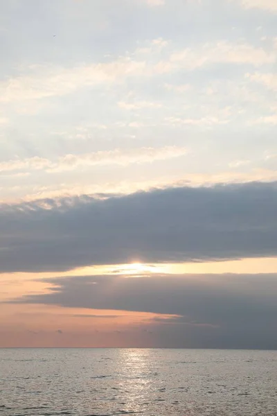 Мальовничий Вид Захід Сонця Красивими Хмарами Над Морем — стокове фото