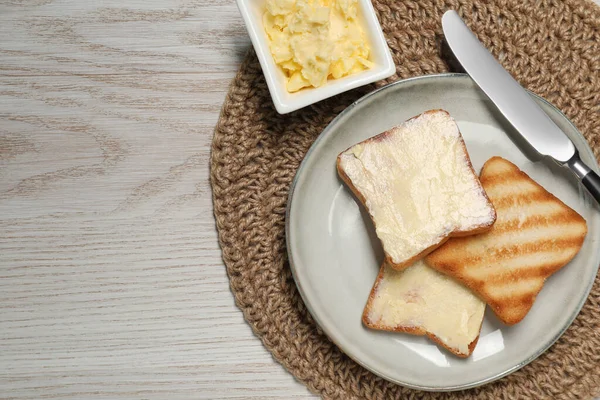 Des Toasts Savoureux Avec Beurre Sur Une Table Bois Blanc — Photo