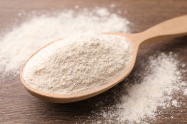 Kino unlu kaşık ahşap masada, yakın plan.