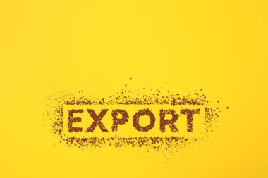Kakao tozundan yapılmış kelime ihracatı sarı arka planda, düz yerde. Metin için boşluk