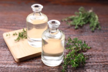 Tahta masadaki kekik yağı ve taze bitki, metin için yer