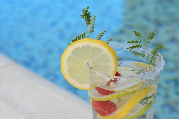 Havuz Kenarında Ahududulu Nefis Ferahlatıcı Limonata Yakın Plan Metin Için — Stok fotoğraf