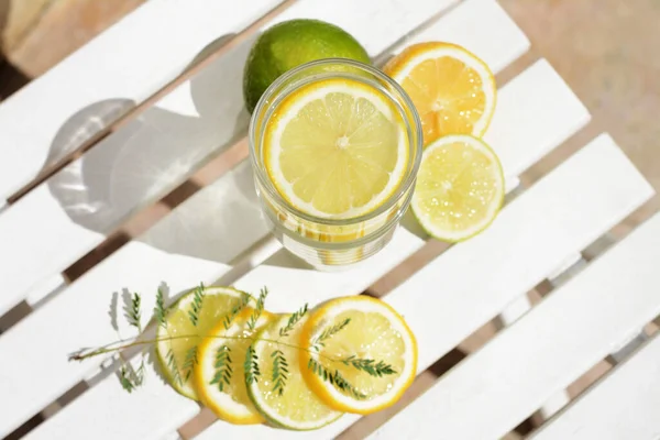 Köstliche Erfrischende Limonade Und Zitrusstücke Auf Weißem Holztisch Freien Über — Stockfoto