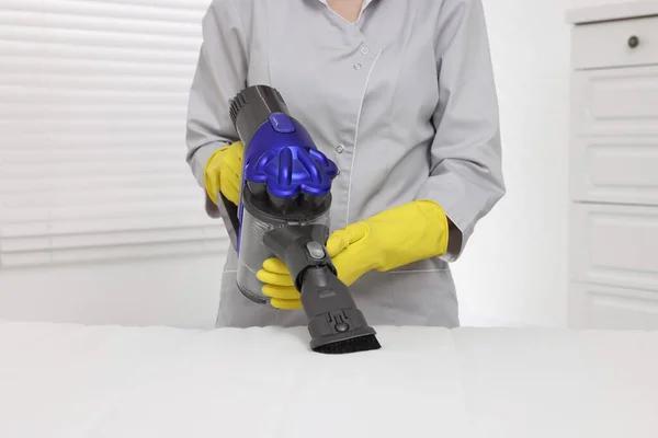 장갑을 실내의 진공소제기를 사용하여 매트리스를 소독하는 — 스톡 사진