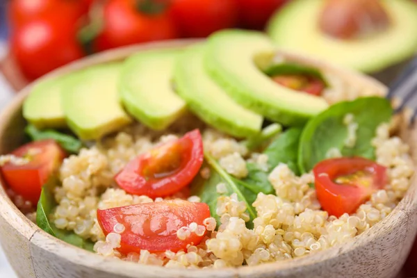 Köstlicher Quinoa Salat Mit Tomaten Avocadoscheiben Und Spinatblättern Nahaufnahme — Stockfoto