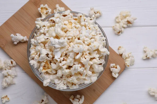 Leckeres Popcorn Auf Weißem Holztisch Flach Gelegt — Stockfoto