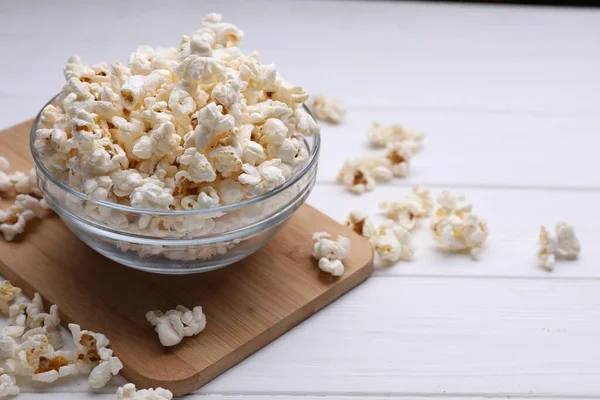 Leckeres Popcorn Schüssel Auf Weißem Holztisch — Stockfoto