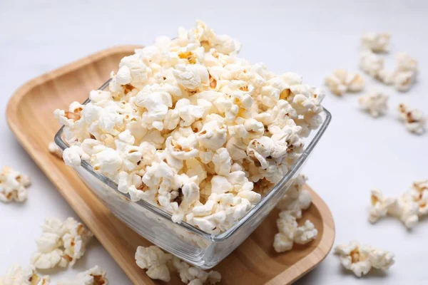 Schüssel Mit Leckerem Popcorn Auf Weißem Tisch Nahaufnahme — Stockfoto