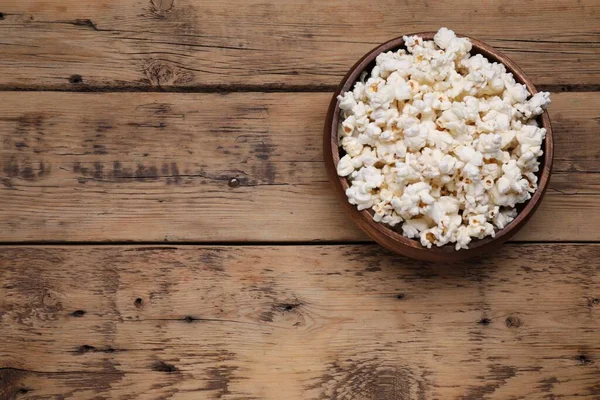 Schüssel Mit Leckerem Popcorn Auf Holztisch Oben Blick Raum Für — Stockfoto
