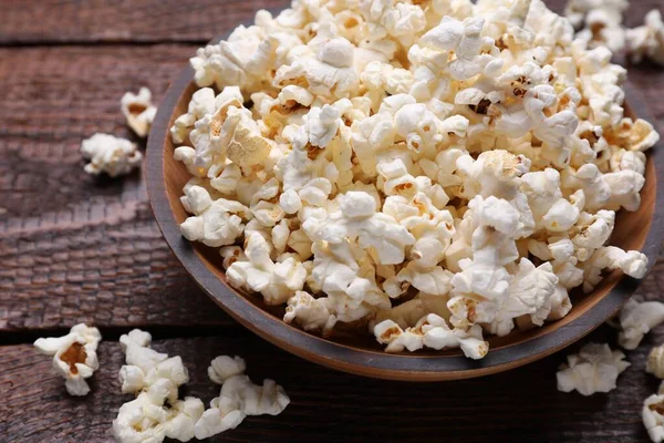 Mísa Chutného Popcornu Dřevěném Stole Detailní Záběr — Stock fotografie
