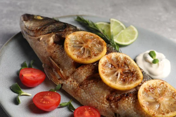 Delicioase Coapte Mare Bas Pește Servit Lămâie Roșii Sos Masă — Fotografie, imagine de stoc