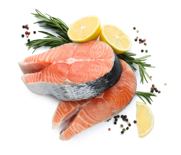 新鲜生鲑鱼牛排 有迷迭香 胡椒和柠檬白色背景 顶部视图 — 图库照片