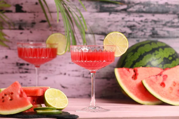 Cocktailglas Läcker Färsk Vattenmelonsaft Med Lime Ljust Träbord — Stockfoto