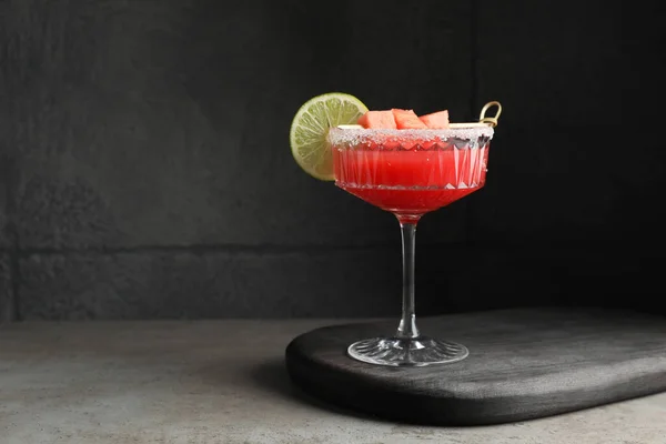 Cocktailglas Heerlijk Vers Watermeloensap Met Limoen Grijze Tafel Ruimte Voor — Stockfoto