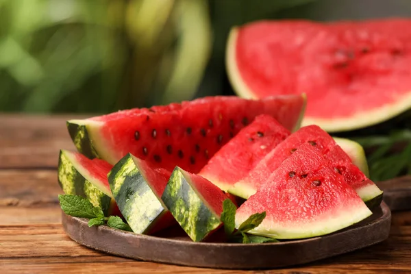 Slices Heerlijke Rijpe Watermeloen Houten Tafel Buiten Close — Stockfoto