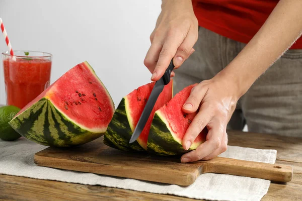 Frau Schneidet Köstliche Wassermelone Holztisch Vor Hellem Hintergrund Nahaufnahme — Stockfoto