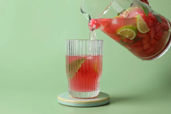 Verter Bebida Sabrosa Sandía Veraniega Con Cal Jarra Cristal Sobre —  Fotos de Stock