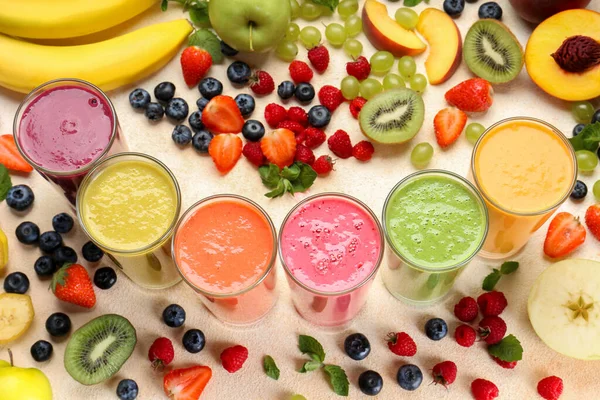 Composição Com Smoothies Frutas Coloridas Frescas Ingredientes Mesa Bege Vista — Fotografia de Stock