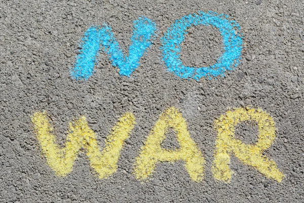 没有战争用蓝色和黄色粉笔写在室外柏油上 俯瞰全景 — 图库照片