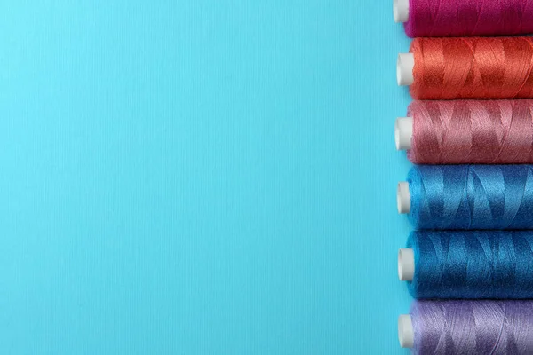 Set Diversi Fili Colorati Cucire Sfondo Azzurro Posa Piatta Spazio — Foto Stock