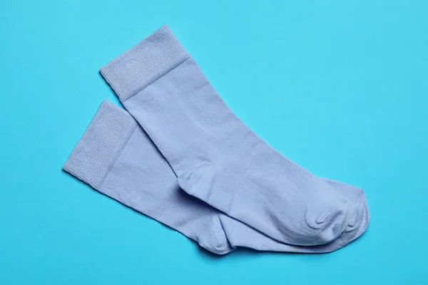 Açık Mavi Arka Planda Bir Çift Yeni Çorap Düz Yatış — Stok fotoğraf