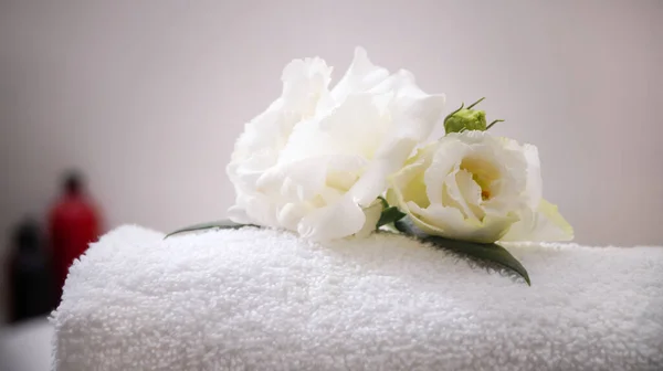 Gefaltetes Badetuch Und Schöne Blumen Badezimmer Nahaufnahme — Stockfoto