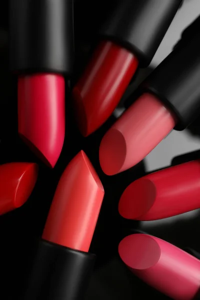 Beaucoup Rouges Lèvres Brillants Sur Surface Verre Noir Pose Plate — Photo