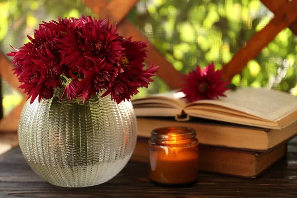 Όμορφα Ροζ Χρυσάνθεμα Λουλούδια Αναμμένο Κερί Και Βιβλία Ξύλινο Τραπέζι — Φωτογραφία Αρχείου