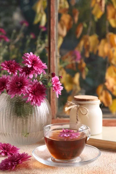Schöne Chrysanthemenblüten Vase Und Tasse Tee Auf Beige Strukturiertem Tisch — Stockfoto