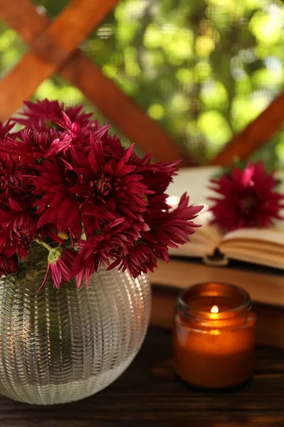 Όμορφα Ροζ Χρυσάνθεμα Λουλούδια Και Αναμμένο Κερί Ξύλινο Τραπέζι — Φωτογραφία Αρχείου