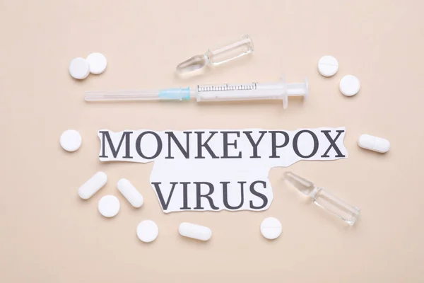 Palavras Monkeypox Vírus Seringa Frascos Pílulas Sobre Fundo Bege Flat — Fotografia de Stock