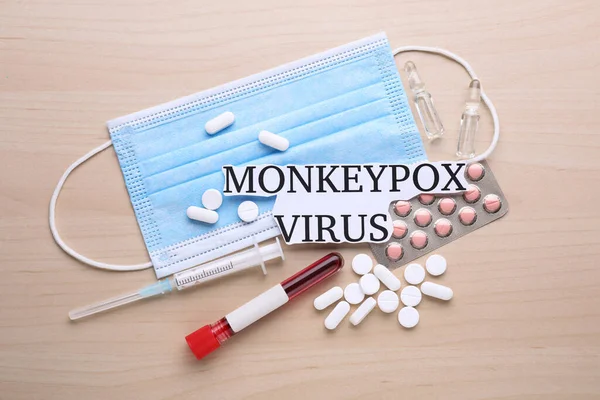 Κάρτα Λέξεις Monkeypox Virus Ιατρική Μάσκα Διαφορετικά Χάπια Σύριγγα Και — Φωτογραφία Αρχείου