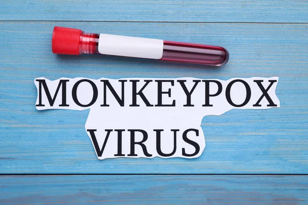 Cartão Com Palavras Vírus Monkeypox Tubo Teste Mesa Madeira Azul — Fotografia de Stock