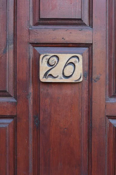 Πιάτο Αριθμό Σπιτιού Είκοσι Έξι Ξύλινη Πόρτα Closeup — Φωτογραφία Αρχείου