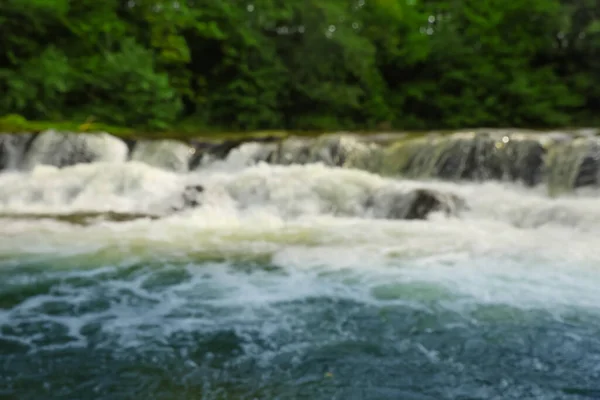 Verschwommene Sicht Auf Fluss Mit Stromschnellen Waldnähe — Stockfoto