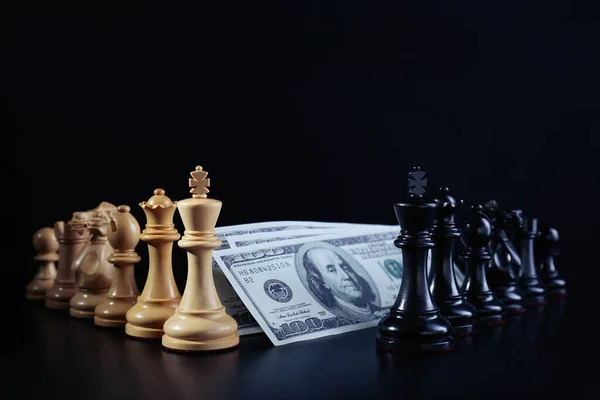 Διαφορετικά Πιόνια Σκακιού Και Χρήματα Σκοτεινό Φόντο Έννοια Επιχειρηματικού Ανταγωνισμού — Φωτογραφία Αρχείου