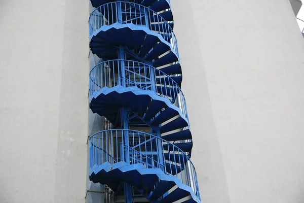 Вид Современную Металлическую Пустую Пожарную Лестницу Возле Наружных Помещений Здания — стоковое фото