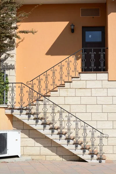 室外有橙色房子金属栏杆的漂亮楼梯 — 图库照片