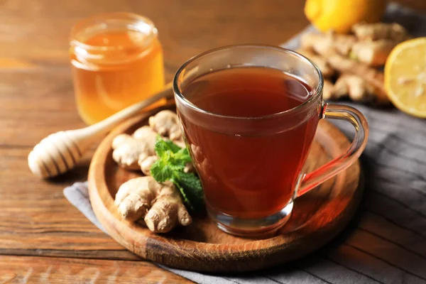 Чашка Вкусного Имбирного Чая Ингредиенты Деревянном Столе — стоковое фото